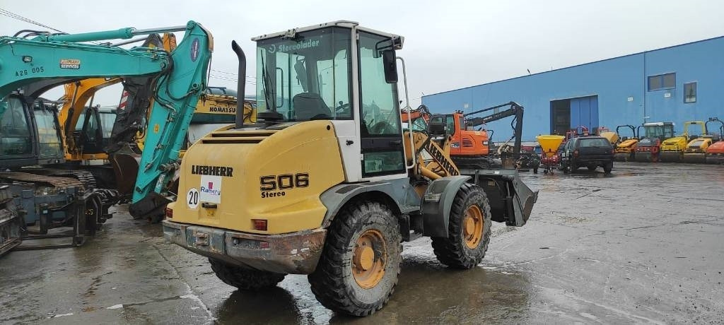 Liebherr L 506 - Gumikerekes homlokrakodó: 4 kép. Liebherr L 506 - Gumikerekes homlokrakodó: 4 kép.