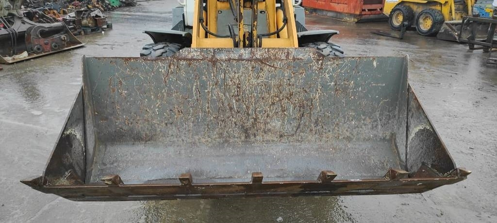 Liebherr L 506 - Gumikerekes homlokrakodó: 2 kép. Liebherr L 506 - Gumikerekes homlokrakodó: 2 kép.