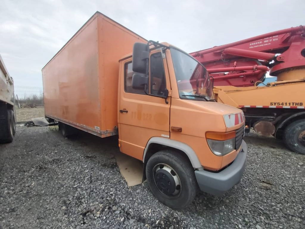 Mercedes-Benz 814D - Dobozos felépítményű teherautó: 3 kép. Mercedes-Benz 814D - Dobozos felépítményű teherautó: 3 kép.
