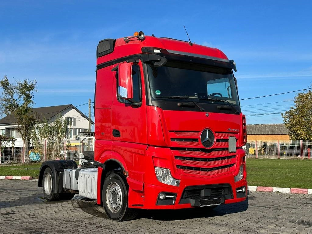 Mercedes-Benz Actros 963-4-A - Dobozos felépítményű teherautó: 1 kép. Mercedes-Benz Actros 963-4-A - Dobozos felépítményű teherautó: 1 kép.