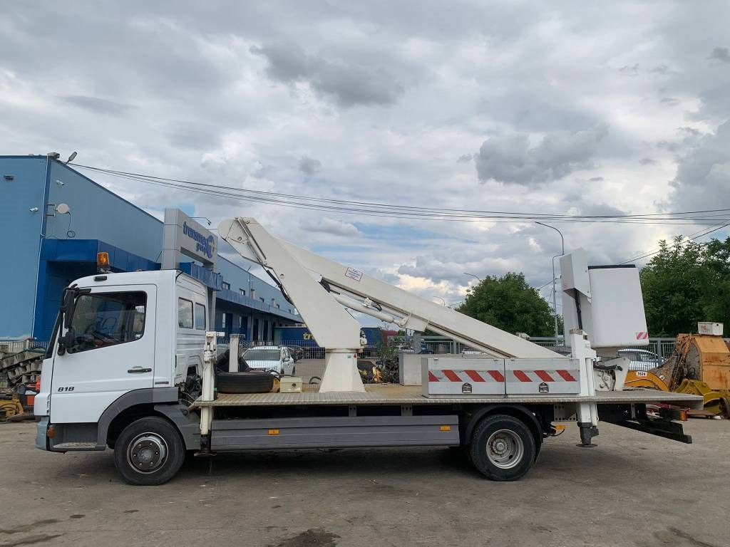 Mercedes-Benz Atego 818 - Emelőkosaras teherautó: 2 kép. Mercedes-Benz Atego 818 - Emelőkosaras teherautó: 2 kép.