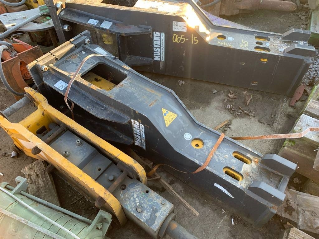 Mustang HM1300  - Hidraulikus törőfej - Építőipari gépek: 2 kép. Mustang HM1300  - Hidraulikus törőfej - Építőipari gépek: 2 kép.