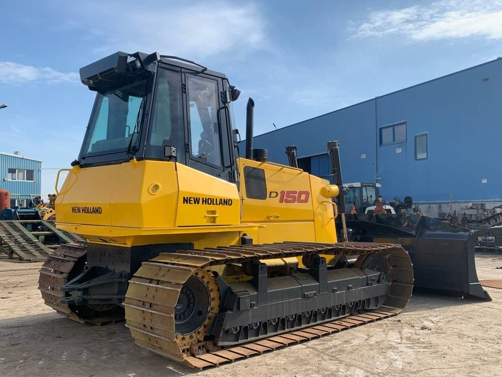 New Holland D 150 - Buldózer: 3 kép. New Holland D 150 - Buldózer: 3 kép.