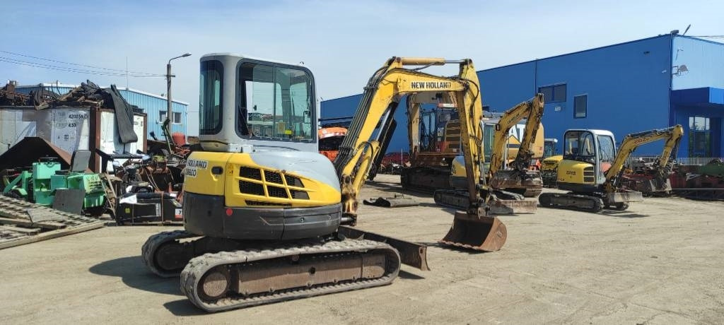 New Holland E 50.2 C - Minikotró: 2 kép. New Holland E 50.2 C - Minikotró: 2 kép.