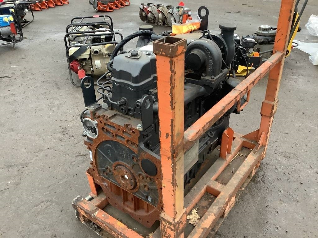 New Holland F4DE9687J*J100 - Motor - Építőipari gépek: 3 kép. New Holland F4DE9687J*J100 - Motor - Építőipari gépek: 3 kép.