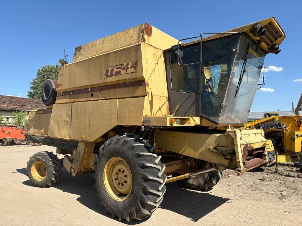 New Holland TF 44 - Kombájn: 4 kép. New Holland TF 44 - Kombájn: 4 kép.