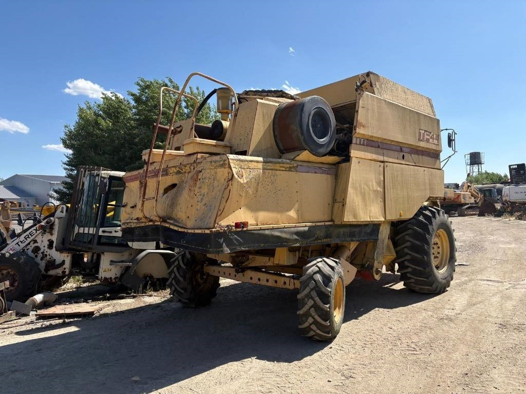 New Holland TF 44 - Kombájn: 2 kép. New Holland TF 44 - Kombájn: 2 kép.