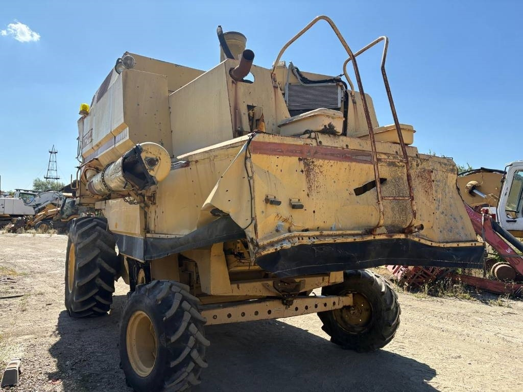 New Holland TF 44 - Kombájn: 3 kép. New Holland TF 44 - Kombájn: 3 kép.