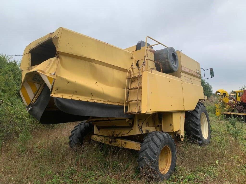 New Holland TX 32 - Kombájn: 3 kép. New Holland TX 32 - Kombájn: 3 kép.