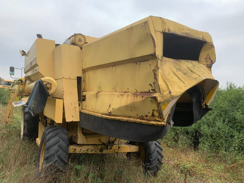 New Holland TX 32 - Kombájn: 5 kép. New Holland TX 32 - Kombájn: 5 kép.