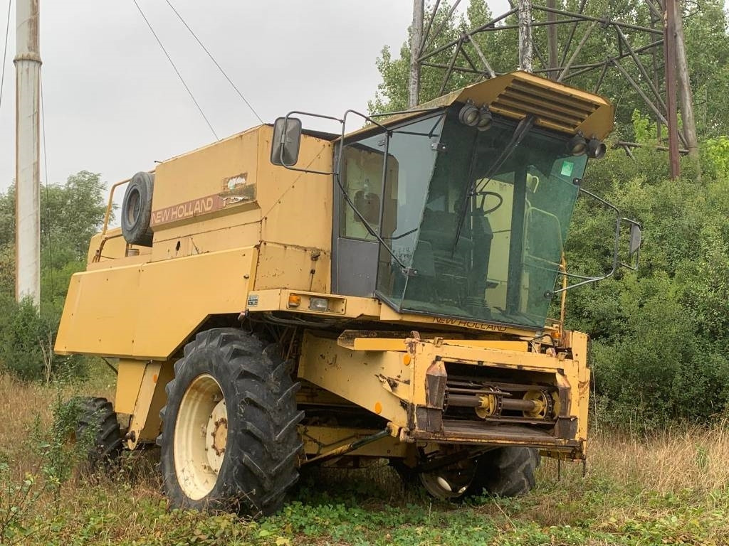 New Holland TX 32 - Kombájn: 1 kép. New Holland TX 32 - Kombájn: 1 kép.