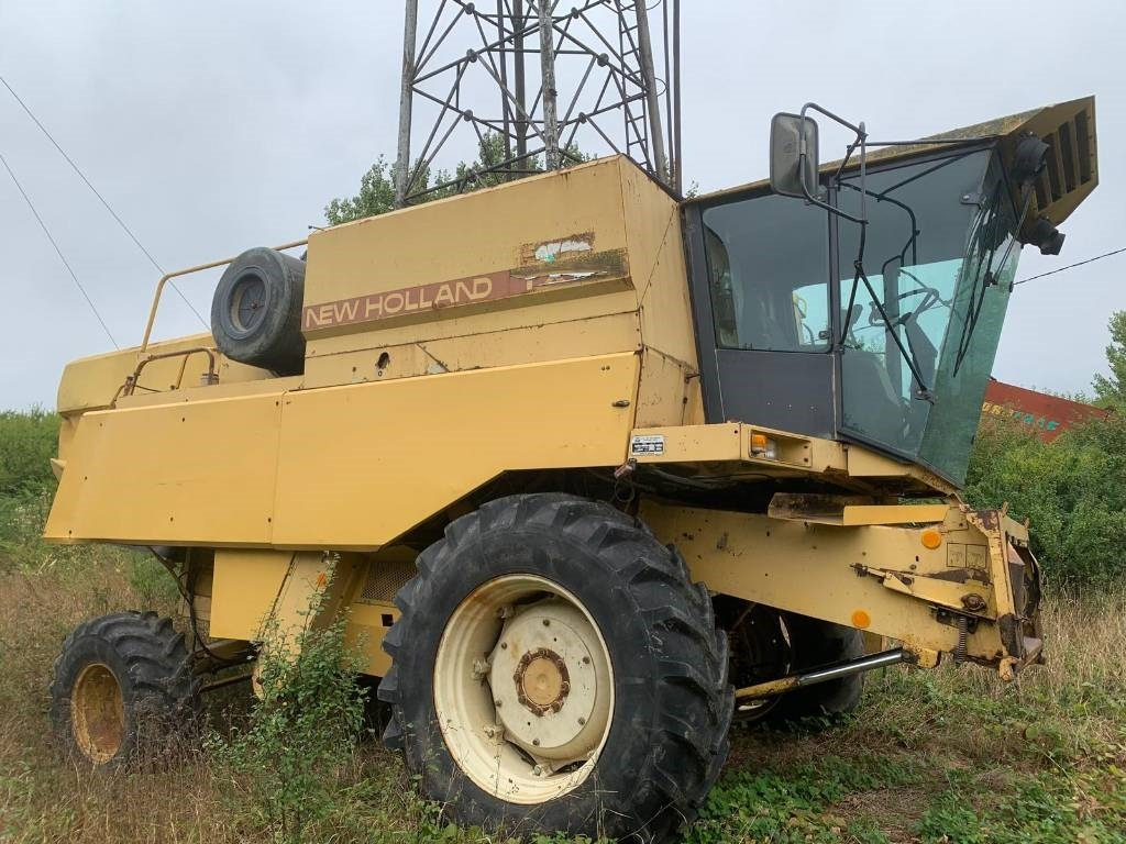 New Holland TX 32 - Kombájn: 2 kép. New Holland TX 32 - Kombájn: 2 kép.