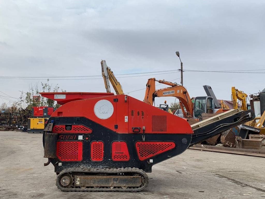 Red Rhino 5000 - Mobil törőgép: 5 kép. Red Rhino 5000 - Mobil törőgép: 5 kép.