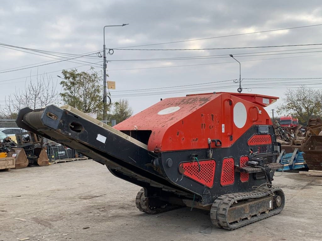 Red Rhino 5000 - Mobil törőgép: 1 kép. Red Rhino 5000 - Mobil törőgép: 1 kép.