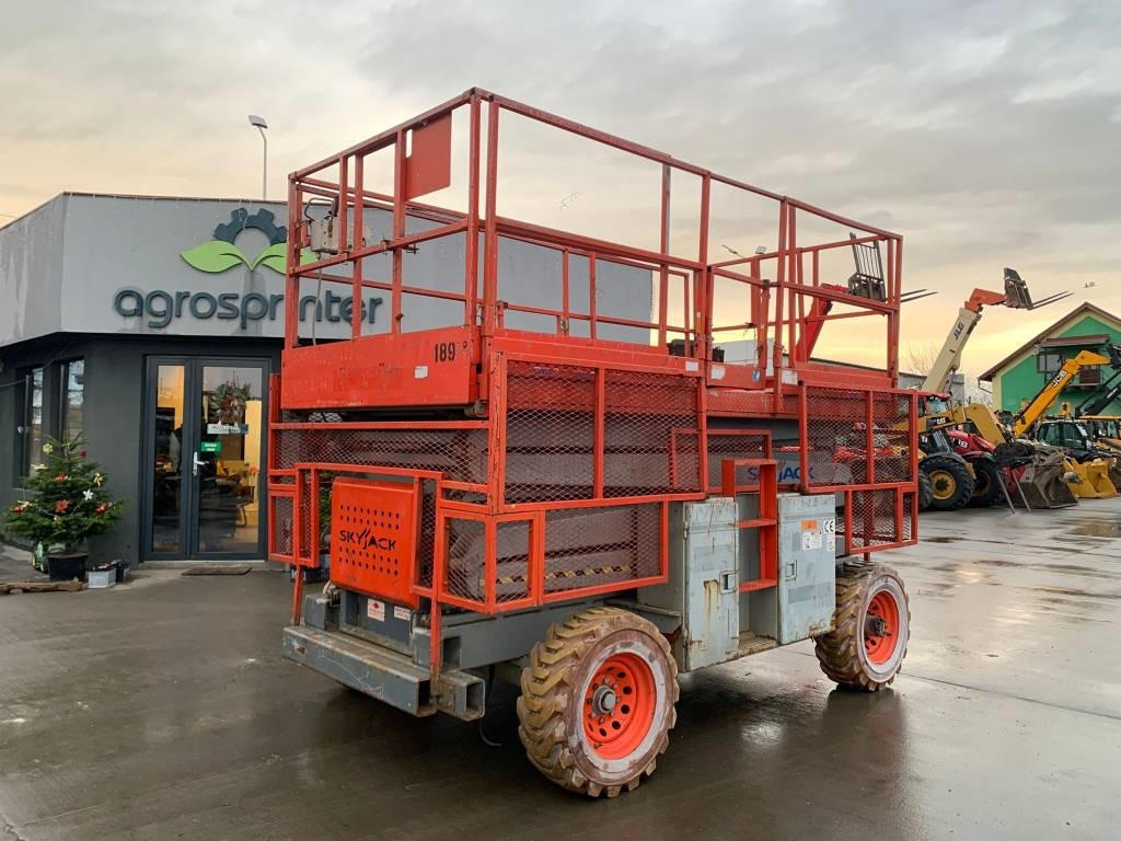 SkyJack SJ 8841 - Ollós emelő: 1 kép. SkyJack SJ 8841 - Ollós emelő: 1 kép.