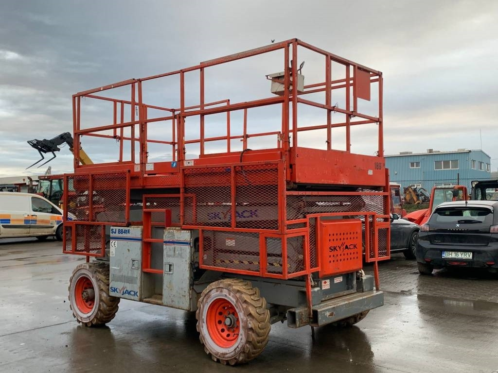 SkyJack SJ 8841 - Ollós emelő: 2 kép. SkyJack SJ 8841 - Ollós emelő: 2 kép.