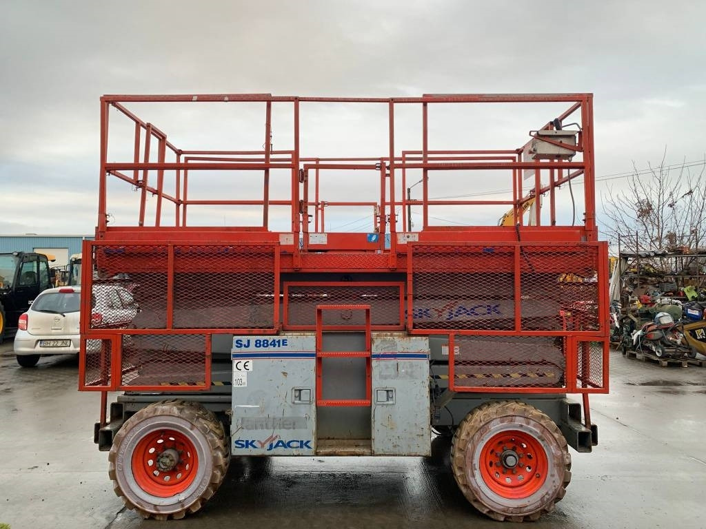 SkyJack SJ 8841 - Ollós emelő: 3 kép. SkyJack SJ 8841 - Ollós emelő: 3 kép.