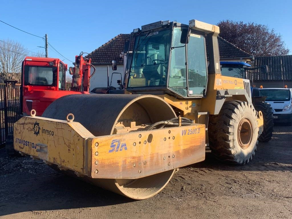 Stavostroj VV 2500D - Talajtömörítő: 1 kép. Stavostroj VV 2500D - Talajtömörítő: 1 kép.