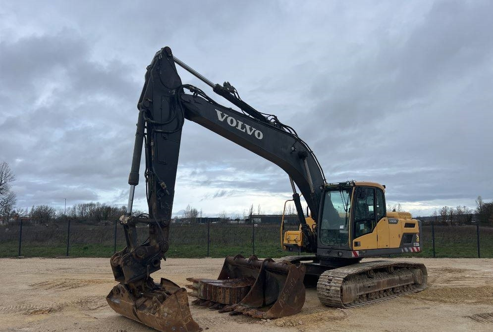 Volvo EC 220 DL - Lánctalpas kotró: 1 kép. Volvo EC 220 DL - Lánctalpas kotró: 1 kép.