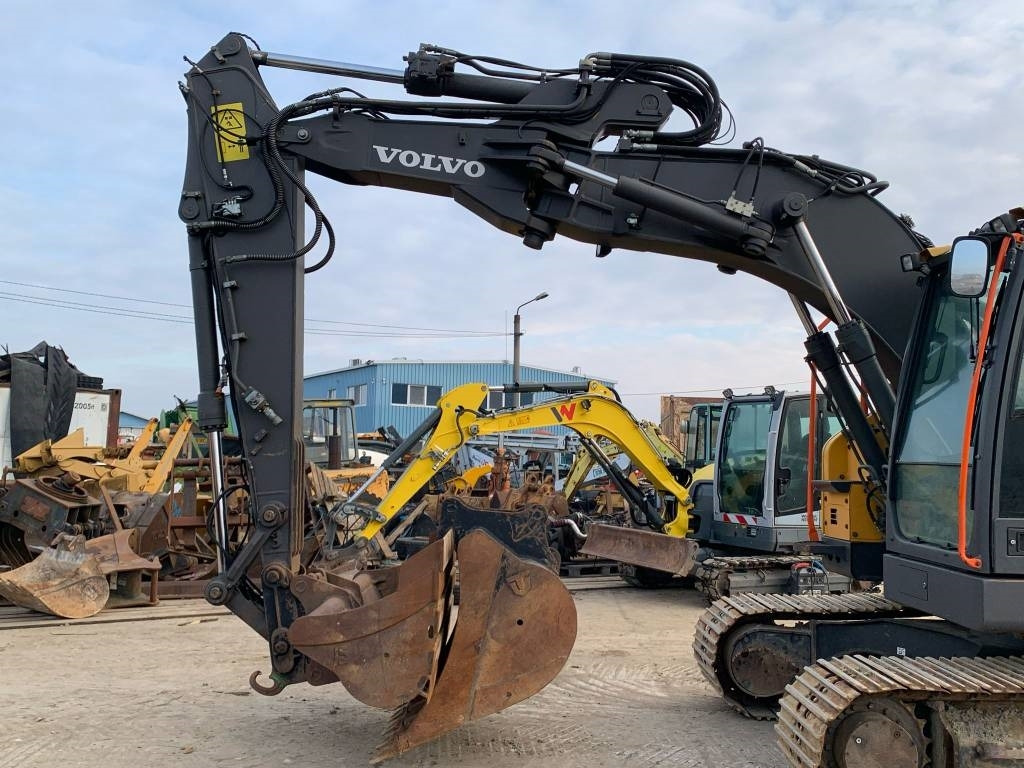 Volvo ECR145EL - Lánctalpas kotró: 4 kép. Volvo ECR145EL - Lánctalpas kotró: 4 kép.