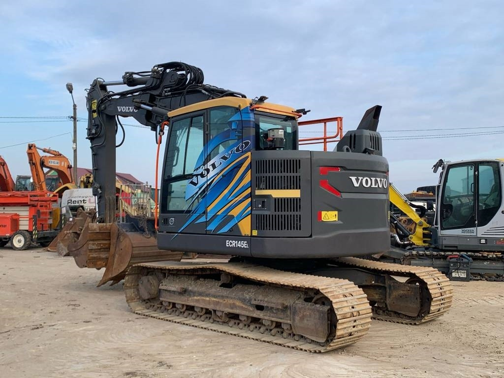 Volvo ECR145EL - Lánctalpas kotró: 3 kép. Volvo ECR145EL - Lánctalpas kotró: 3 kép.
