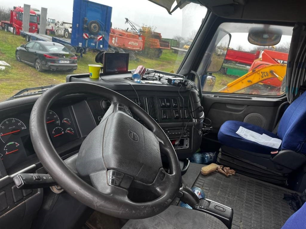 Volvo FH 12 460 - Dobozos felépítményű teherautó: 4 kép. Volvo FH 12 460 - Dobozos felépítményű teherautó: 4 kép.