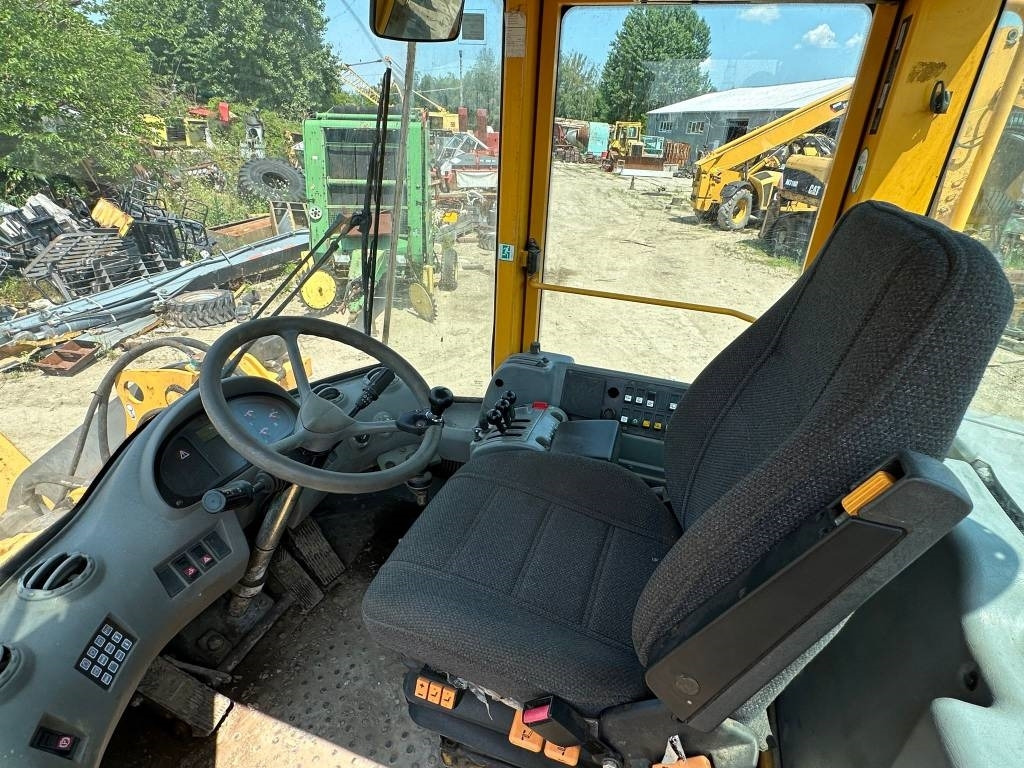 Gumikerekes homlokrakodó Volvo L 60 E: 11 kép.