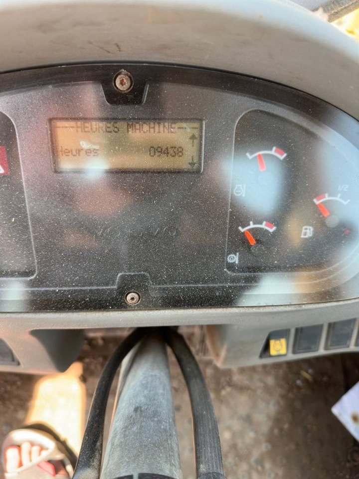 Gumikerekes homlokrakodó Volvo L 60 E: 12 kép.