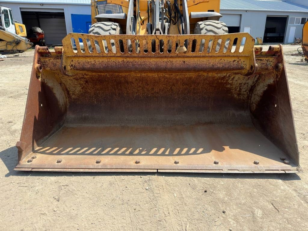 Gumikerekes homlokrakodó Volvo L 60 E: 10 kép.