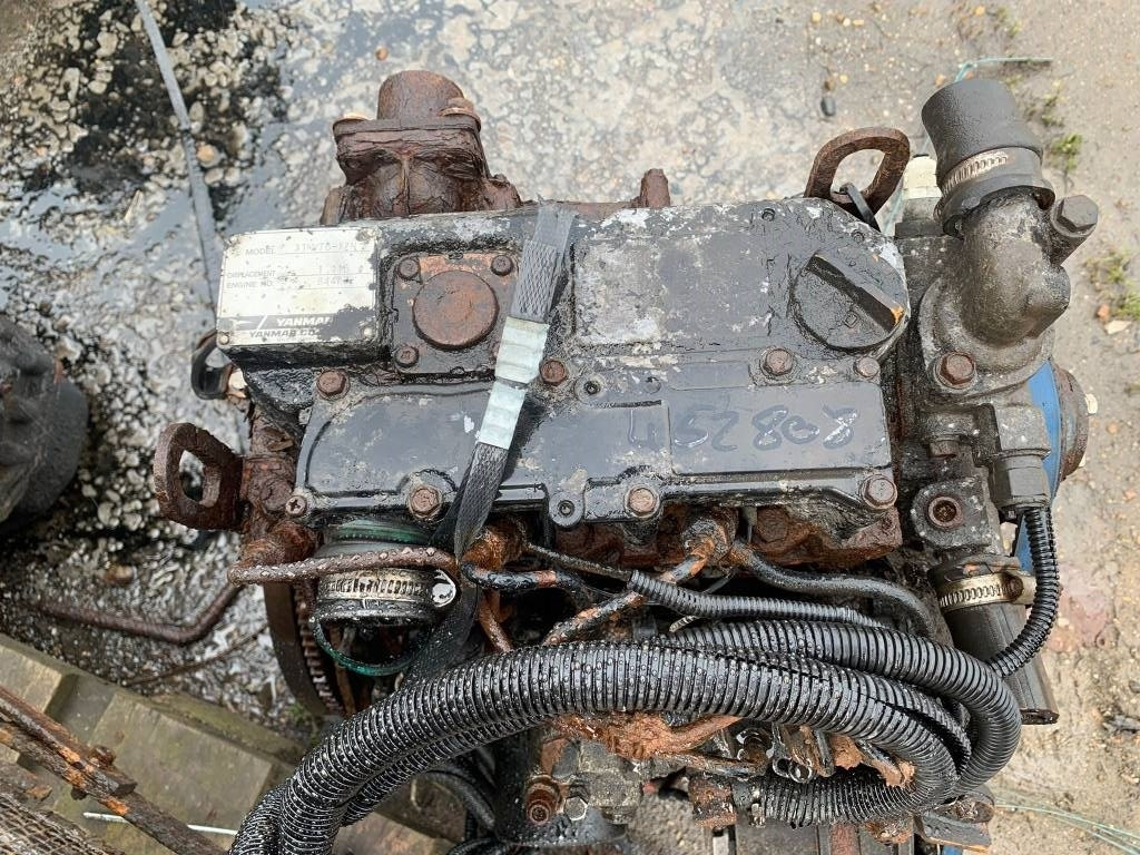 Yanmar 3TNV76 ENGINE  - Motor - Építőipari gépek: 2 kép. Yanmar 3TNV76 ENGINE  - Motor - Építőipari gépek: 2 kép.