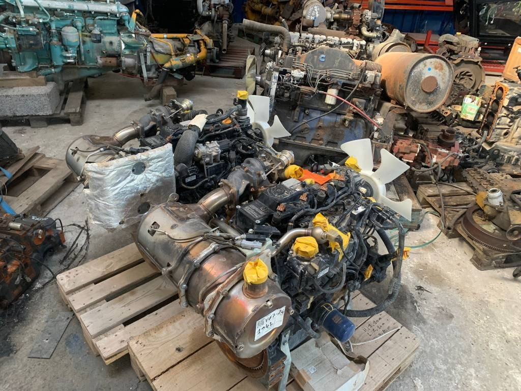 Yanmar 4TNV98CT - Motor - Építőipari gépek: 2 kép. Yanmar 4TNV98CT - Motor - Építőipari gépek: 2 kép.