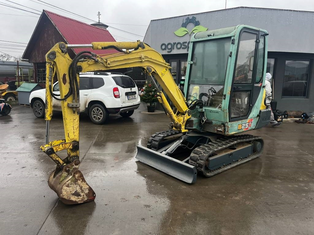 Yanmar B 25 V - Minikotró: 1 kép. Yanmar B 25 V - Minikotró: 1 kép.