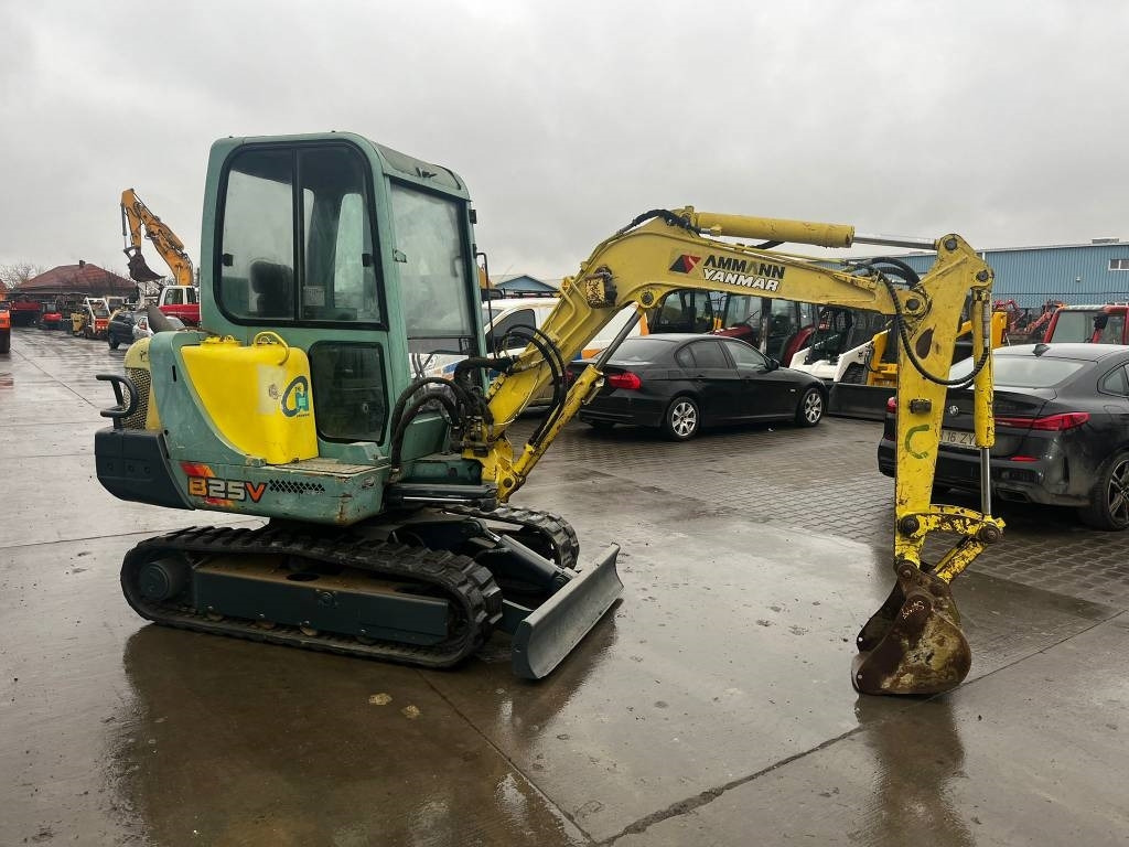 Yanmar B 25 V - Minikotró: 4 kép. Yanmar B 25 V - Minikotró: 4 kép.