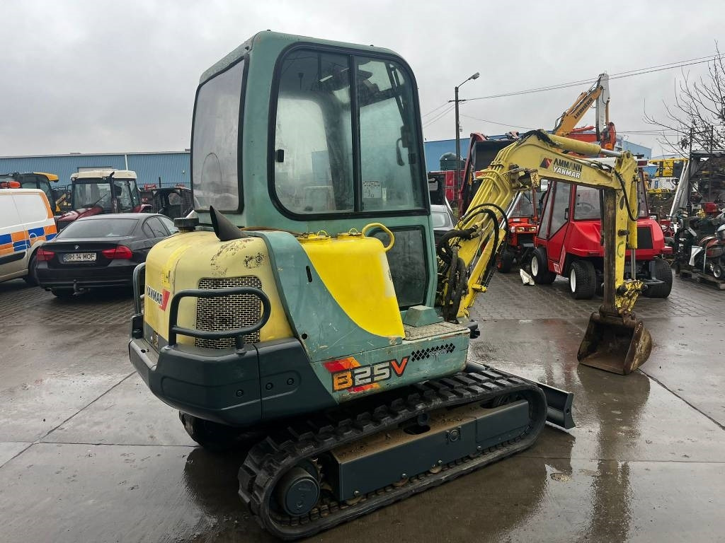 Yanmar B 25 V - Minikotró: 3 kép. Yanmar B 25 V - Minikotró: 3 kép.