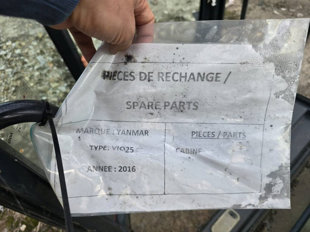 Yanmar Vio 25 Cabine - Fülke - Építőipari gépek: 4 kép. Yanmar Vio 25 Cabine - Fülke - Építőipari gépek: 4 kép.