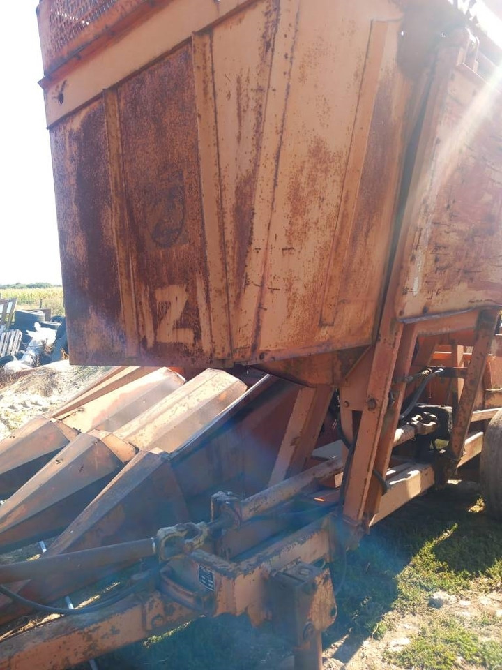 ZMAI 222 - Betakarító gép: 3 kép. ZMAI 222 - Betakarító gép: 3 kép.