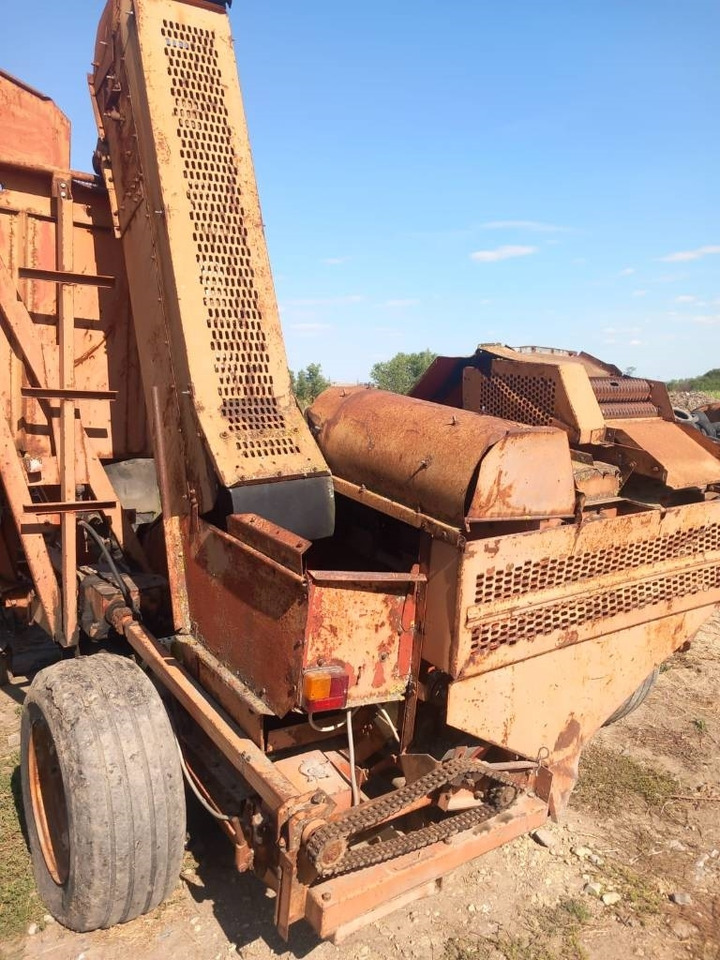 ZMAI 222 - Betakarító gép: 2 kép. ZMAI 222 - Betakarító gép: 2 kép.