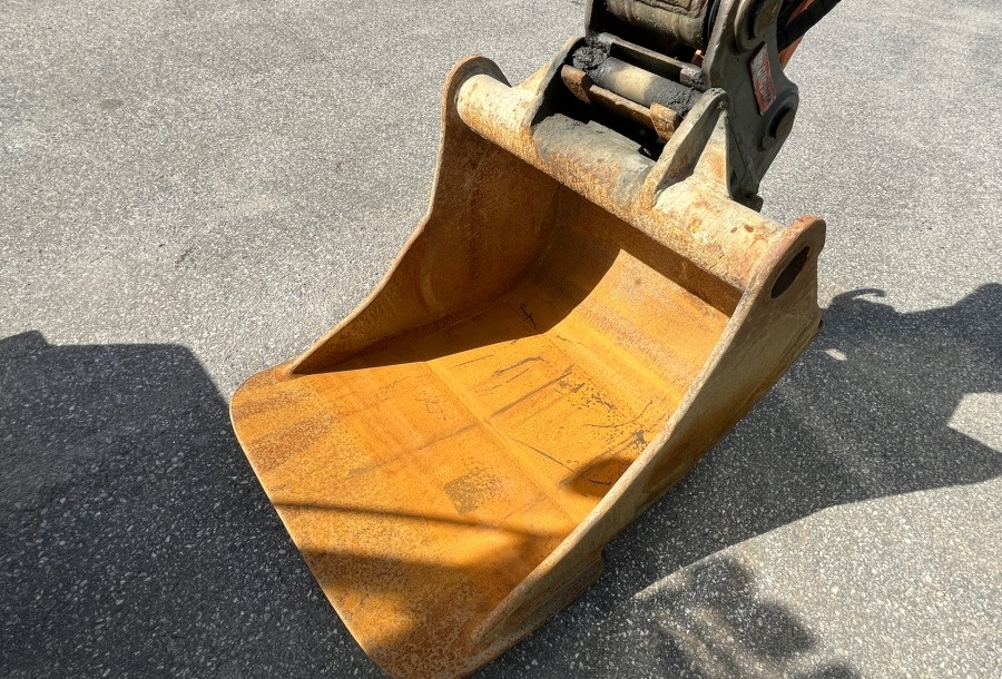 HITACHI Zaxis 130 - Lánctalpas kotró: 4 kép. HITACHI Zaxis 130 - Lánctalpas kotró: 4 kép.