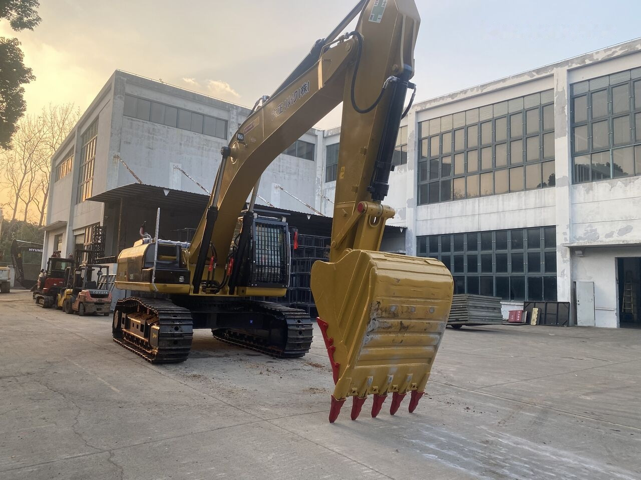 Caterpillar 336D - Lánctalpas kotró: 1 kép. Caterpillar 336D - Lánctalpas kotró: 1 kép.