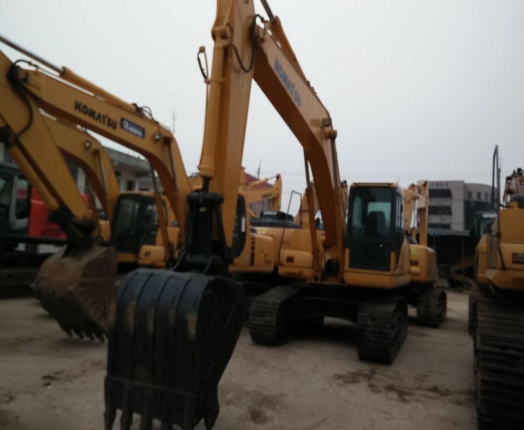 Komatsu PC200-7 - Lánctalpas kotró: 5 kép. Komatsu PC200-7 - Lánctalpas kotró: 5 kép.