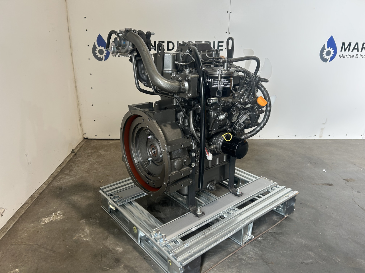 Yanmar 3TNV84T - Motor - Kotrógép: 2 kép. Yanmar 3TNV84T - Motor - Kotrógép: 2 kép.