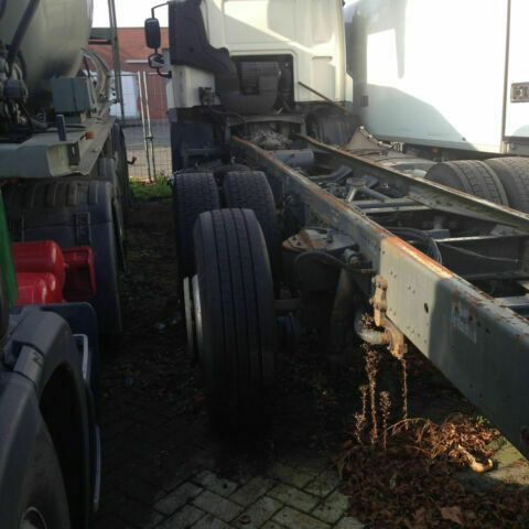 DAF CF 85-410 6X2 Blatt/Luft G.Haus Fahrgestell - Alvaz teherautó: 2 kép. DAF CF 85-410 6X2 Blatt/Luft G.Haus Fahrgestell - Alvaz teherautó: 2 kép.