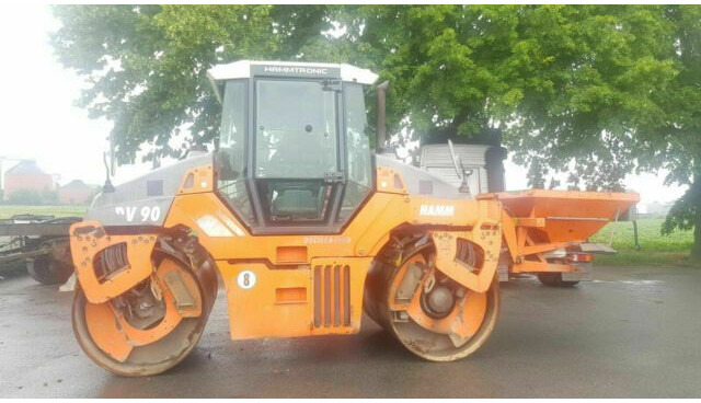Hamm DV90 VO mit Streuer Klima Deutsche Maschine - Henger: 5 kép. Hamm DV90 VO mit Streuer Klima Deutsche Maschine - Henger: 5 kép.