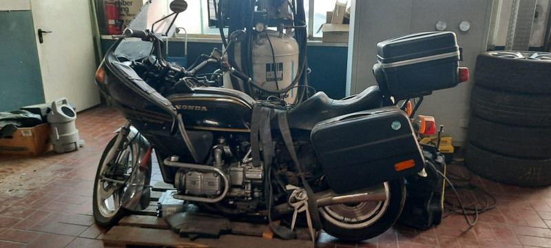 Honda GL 2 Goldwing - Motorkerékpár: 3 kép. Honda GL 2 Goldwing - Motorkerékpár: 3 kép.