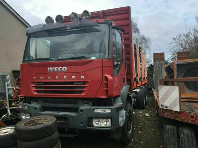 Iveco AD260T450PS 6x4 Blatt Blatt (E:5) - Rönkszállító teherautó, Darus autó: 3 kép. Iveco AD260T450PS 6x4 Blatt Blatt (E:5) - Rönkszállító teherautó, Darus autó: 3 kép.