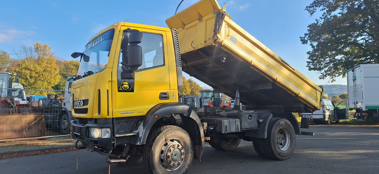 Iveco ML150E25 4x4 Kipper AHK org.93tkm 1-Hand - Billenőplatós teherautó: 3 kép. Iveco ML150E25 4x4 Kipper AHK org.93tkm 1-Hand - Billenőplatós teherautó: 3 kép.