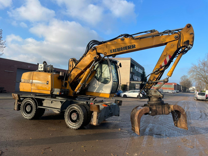 Liebherr A 316 - Gumikerekes kotró: 1 kép. Liebherr A 316 - Gumikerekes kotró: 1 kép.
