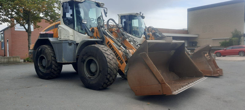 Liebherr L542 1-Hand Reifen:50% Deuschema - Gumikerekes homlokrakodó: 2 kép. Liebherr L542 1-Hand Reifen:50% Deuschema - Gumikerekes homlokrakodó: 2 kép.