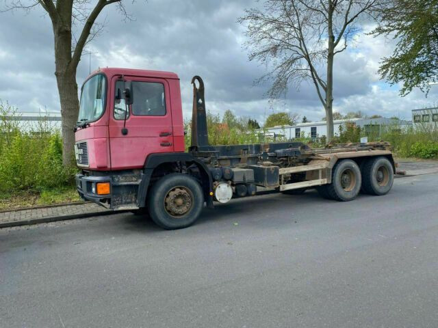 MAN 26.372K 6x4 Abrollkipper AHK Blatt/Blatt - Horgos rakodó teherautó: 2 kép. MAN 26.372K 6x4 Abrollkipper AHK Blatt/Blatt - Horgos rakodó teherautó: 2 kép.