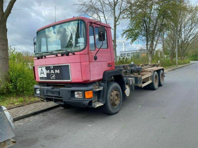 MAN 26.372K 6x4 Abrollkipper AHK Blatt/Blatt - Horgos rakodó teherautó: 1 kép. MAN 26.372K 6x4 Abrollkipper AHK Blatt/Blatt - Horgos rakodó teherautó: 1 kép.